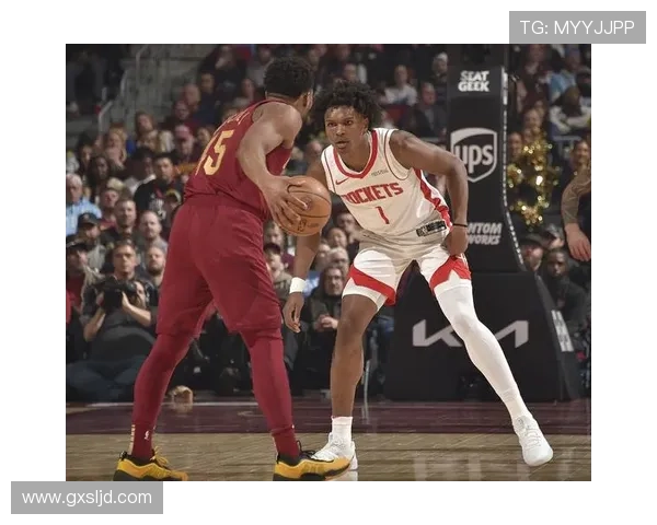 亨特分析莫布里与亚当斯的进攻风格差异及其对球队的影响